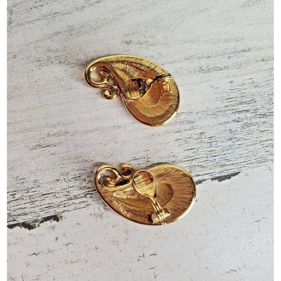 VTG Monet Black, Red, Gold Tone Enamel Paisley Swirl Beautiful Clip on Earrings - Picture 4 of 6